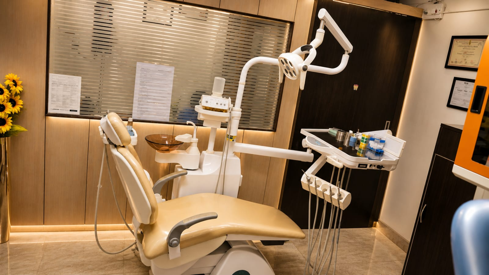 Consult suite with cream dental chair at 32 Shine, Palam Vihar.